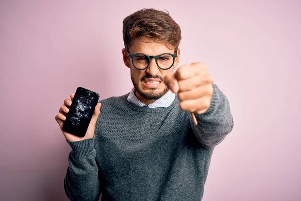 Jovem Com Barba Vestindo Óculos Segurando Smartphone Quebrado Craked Irritado — Fotografia de Stock