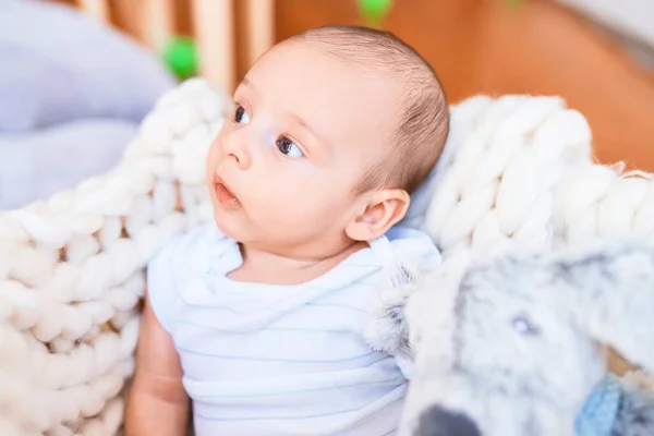 Entzückendes Baby Das Hause Auf Einer Decke Auf Dem Boden — Stockfoto