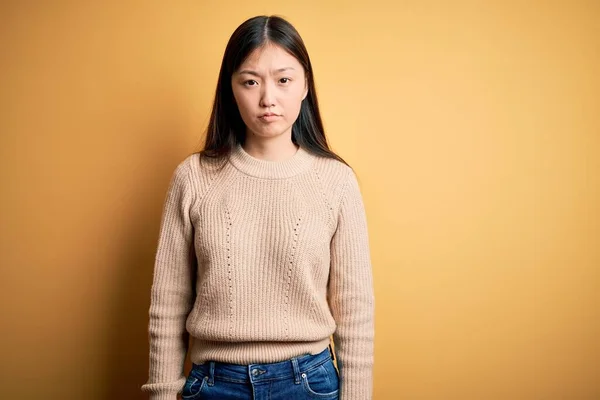 Jonge Mooie Aziatische Vrouw Draagt Casual Trui Gele Geïsoleerde Achtergrond — Stockfoto