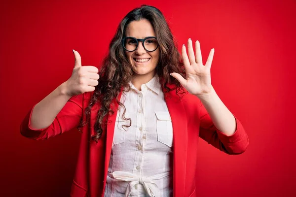 Joven Hermosa Mujer Con Pelo Rizado Usando Chaqueta Gafas Sobre —  Fotos de Stock