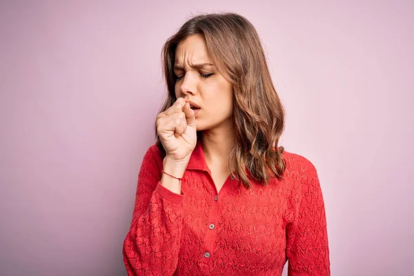 Menina Casual Loira Bonita Jovem Sobre Rosa Isolado Sentimento Fundo — Fotografia de Stock