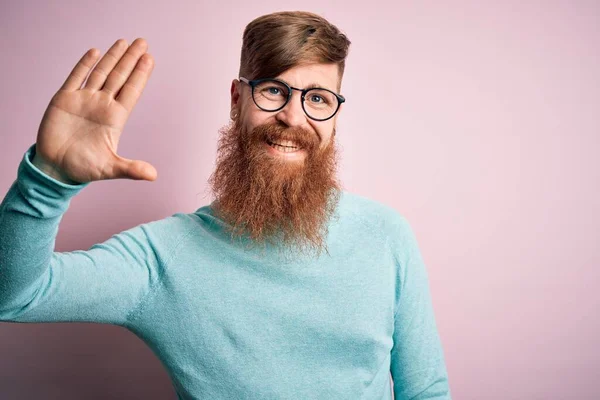 Güzel Rlandalı Kızıl Saçlı Sakallı Pembe Gözlüklü Mutlu Güler Yüzlü — Stok fotoğraf