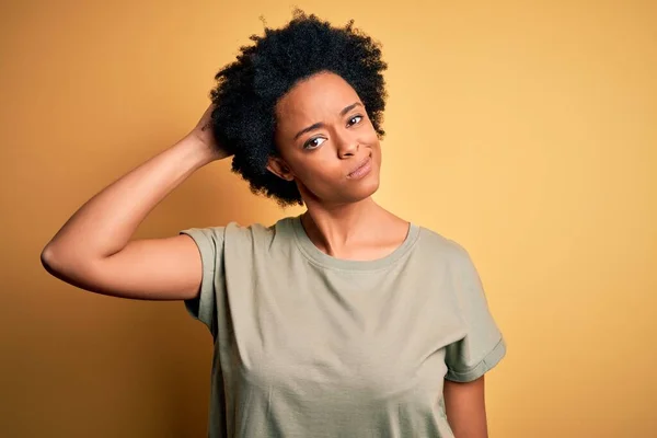 Mladá Krásná Afroamerická Afro Žena Kudrnatými Vlasy Oblečená Neformálním Tričku — Stock fotografie