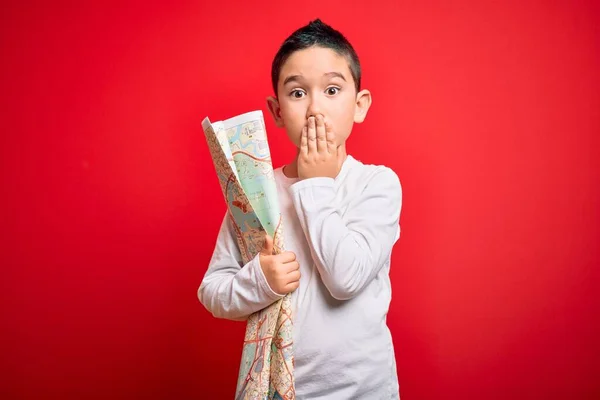 Niño Pequeño Mirando Mapa Turístico Destino Ciudad Sobre Fondo Rojo — Foto de Stock