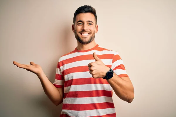 Jovem Bonito Homem Vestindo Casual Listrado Shirt Sobre Isolado Branco — Fotografia de Stock