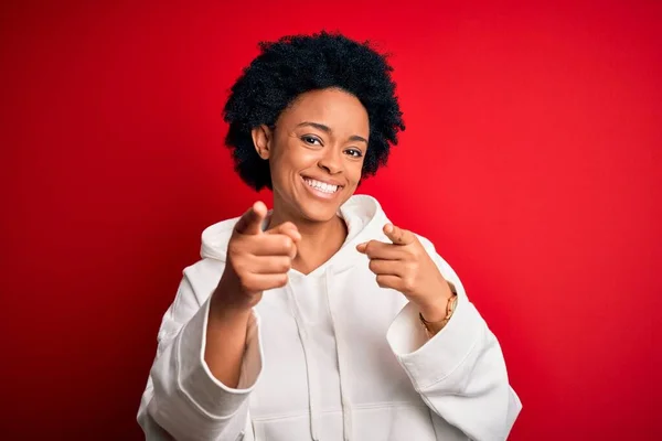 Junge Schöne Afroamerikanische Afro Sportlerin Mit Lockigem Haar Sportbekleidung Die — Stockfoto