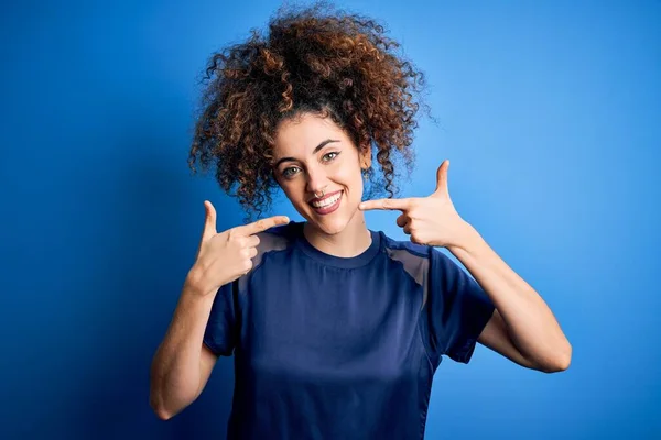 Jonge Mooie Vrouw Met Krullend Haar Piercing Casual Blauw Shirt — Stockfoto