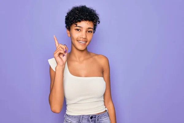 Jovem Mulher Afro Americana Africana Bonita Vestindo Shirt Casual Sobre — Fotografia de Stock