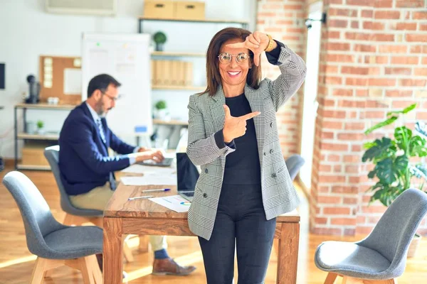 Moyen Age Belle Femme Affaires Portant Une Veste Des Lunettes — Photo