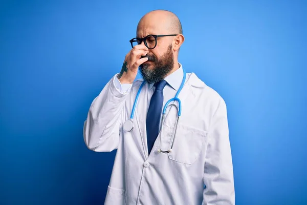 Knappe Kale Dokter Met Een Baard Met Een Bril Stethoscoop — Stockfoto