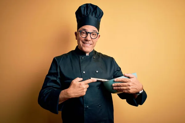 Edad Media Guapo Hombre Pelo Gris Chef Con Uniforme Cocina —  Fotos de Stock