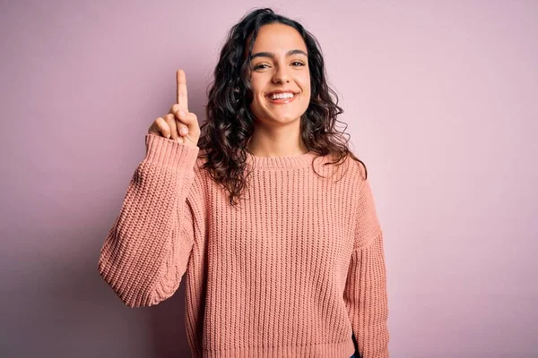 Junge Schöne Frau Mit Lockigem Haar Trägt Lässigen Pullover Über — Stockfoto