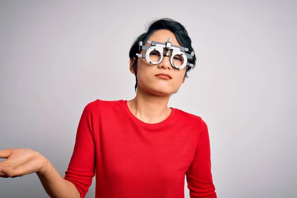 Joven Hermosa Chica Asiática Con Gafas Optometría Pie Sobre Fondo — Foto de Stock