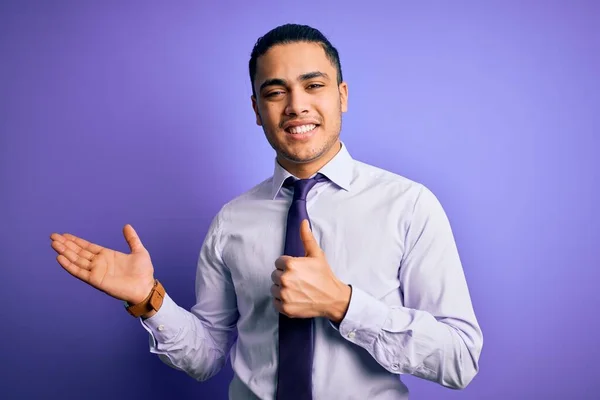 Jovem Empresário Brasileiro Vestindo Gravata Elegante Sobre Fundo Roxo Isolado — Fotografia de Stock