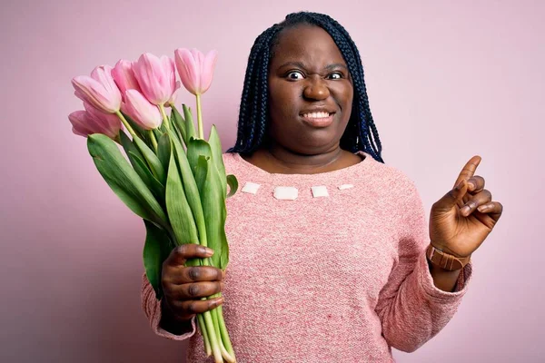Fiatal Afro Amerikai Plusz Méret Fonat Gazdaság Csokor Rózsaszín Tulipán — Stock Fotó
