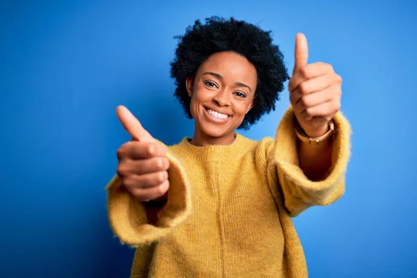 Mladá Krásná Afroamerická Afro Žena Kudrnatými Vlasy Sobě Žlutý Ležérní — Stock fotografie