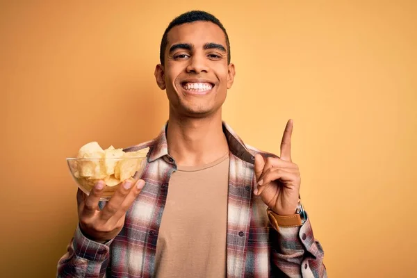 Ung Vacker Afrikansk Amerikansk Man Håller Skål Chips Potatis Över — Stockfoto