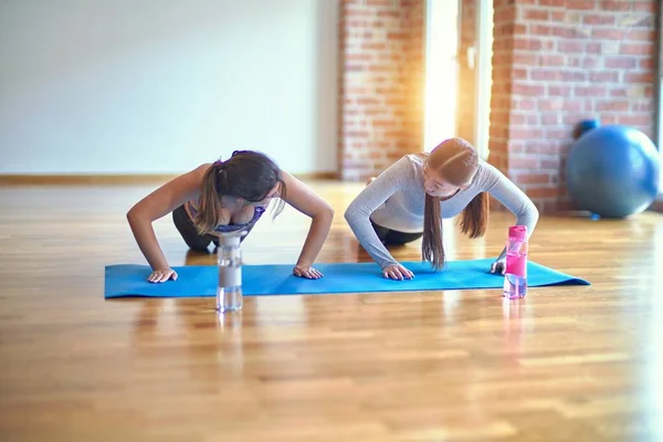 Unga Vackra Idrottskvinnor Som Utövar Yoga Gymmet — Stockfoto