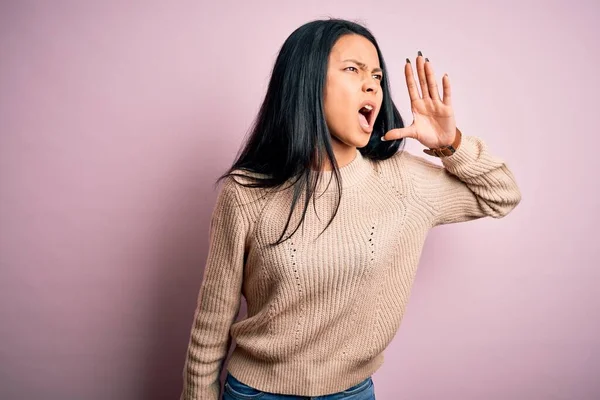 Joven Hermosa Mujer China Con Suéter Casual Sobre Fondo Rosa — Foto de Stock