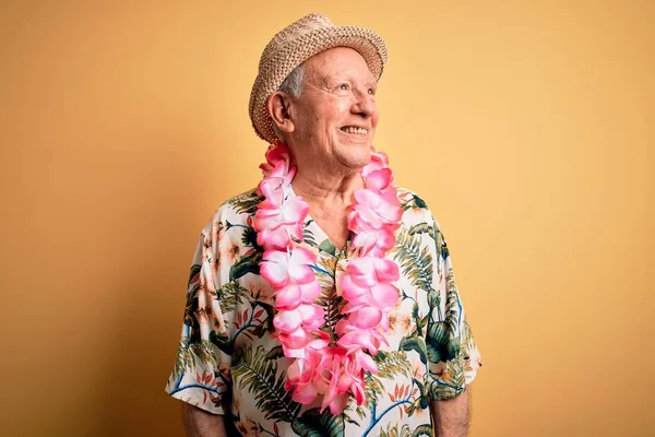 Šedovlasý Starší Muž Letním Kloboukem Havajským Lei Přes Žluté Pozadí — Stock fotografie