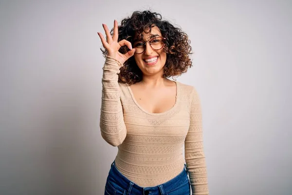 Jeune Belle Femme Arabe Bouclée Portant Shirt Décontracté Des Lunettes — Photo