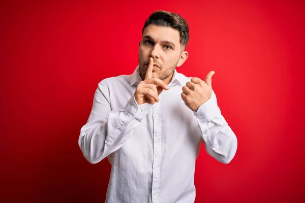 Jovem Homem Negócios Com Olhos Azuis Vestindo Camisa Elegante Sobre — Fotografia de Stock