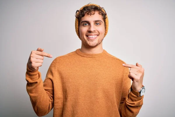 Pemuda Pirang Tampan Dengan Rambut Keriting Mengenakan Sweater Kasual Dan — Stok Foto