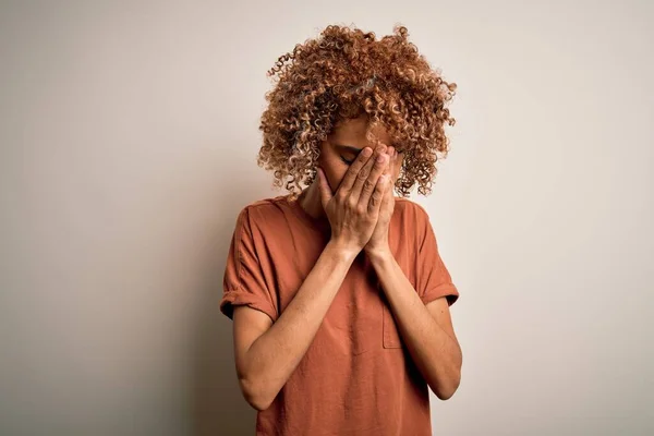 Güzel Afro Amerikalı Kadın Kıvırcık Saçlı Beyaz Arka Plan Üzerine — Stok fotoğraf