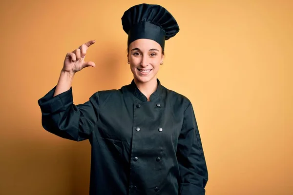 Jovem Mulher Chef Bonita Vestindo Uniforme Fogão Chapéu Sobre Fundo — Fotografia de Stock