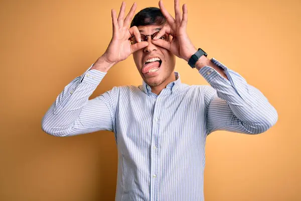 Homem Negócios Hispânico Bonito Jovem Usando Óculos Nerd Sobre Fundo — Fotografia de Stock