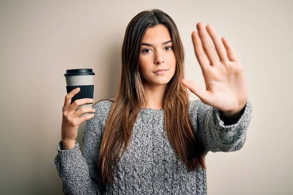 Giovane Bella Ragazza Che Beve Tazza Caffè Piedi Sfondo Bianco — Foto Stock