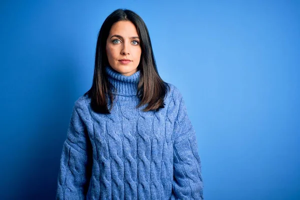 Mujer Morena Joven Con Ojos Azules Usando Suéter Casual Cuello —  Fotos de Stock