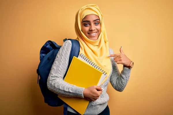 Giovane Studentessa Afroamericana Vestita Con Hijab Musulmano Zaino Con Taccuino — Foto Stock