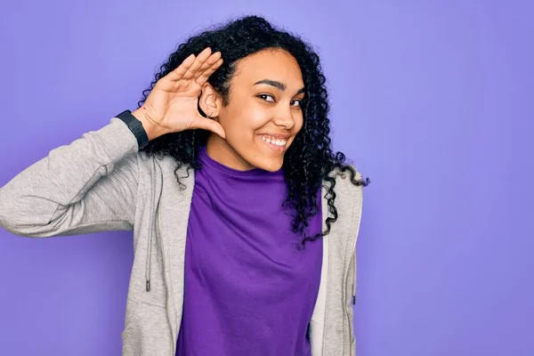 Jovem Afro Americana Esportiva Vestindo Camisola Casual Sobre Fundo Roxo — Fotografia de Stock