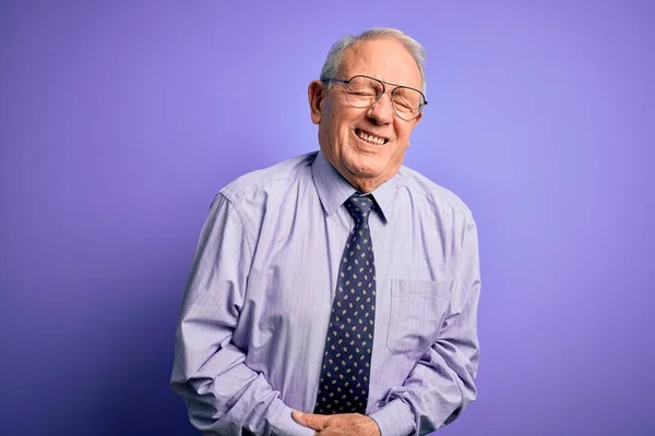 Homem Negócios Cabelos Grisalhos Usando Óculos Sobre Fundo Roxo Isolado — Fotografia de Stock