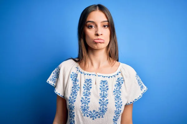 Ung Vacker Brunett Kvinna Bär Casual Shirt Stående Över Blå — Stockfoto