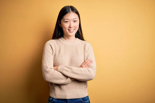 Jovem Bela Mulher Asiática Vestindo Camisola Casual Sobre Amarelo Isolado — Fotografia de Stock