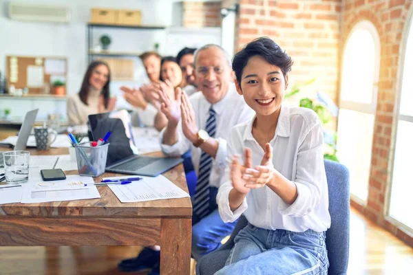 Grupo Trabajadores Negocios Sonriendo Felices Confiados Trabajando Juntos Con Sonrisa — Foto de Stock