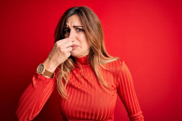 Junge Schöne Brünette Frau Lässigem Rollkragenpullover Über Rotem Hintergrund Die — Stockfoto