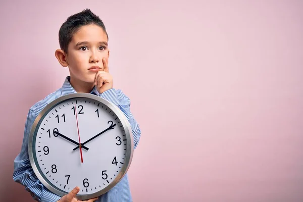Jovem Garoto Segurando Relógio Grande Minuto Sobre Fundo Rosa Isolado — Fotografia de Stock