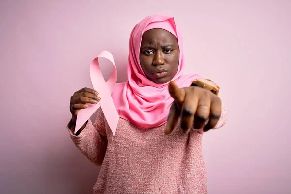 Ung Afrikansk Amerikan Storlek Kvinna Bär Muslim Hijab Håller Rosa — Stockfoto