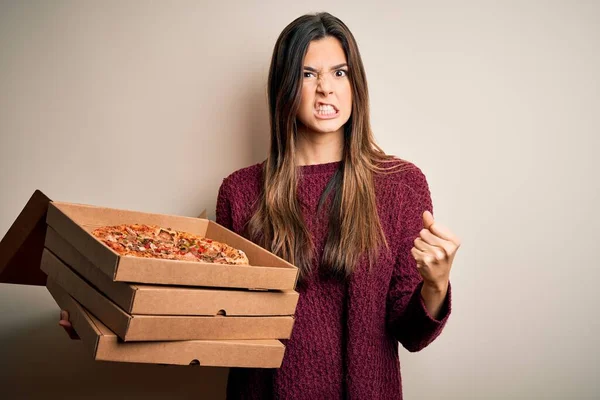 年轻美丽的姑娘拿着装有意大利披萨的送货箱 站在白色的背景上 怒气冲冲地大叫着 发疯了 高喊着 怒气冲冲 — 图库照片