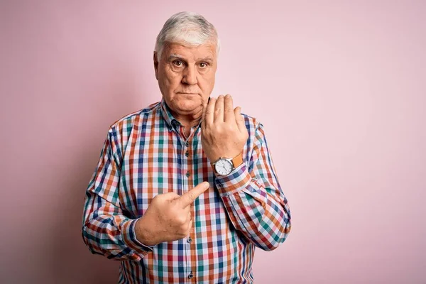 Anziano Bello Hoary Uomo Indossa Casual Colorato Camicia Isolato Rosa — Foto Stock