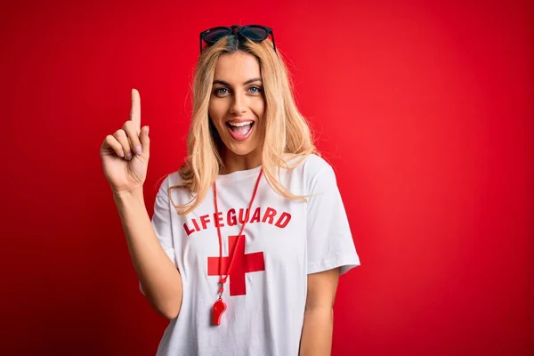 Joven Hermosa Mujer Salvavidas Rubia Usando Camiseta Con Cruz Roja —  Fotos de Stock
