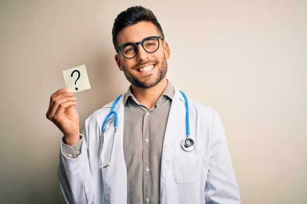 Jovem Médico Homem Vestindo Estetoscópio Segurando Ponto Interrogação Lembrete Sobre — Fotografia de Stock