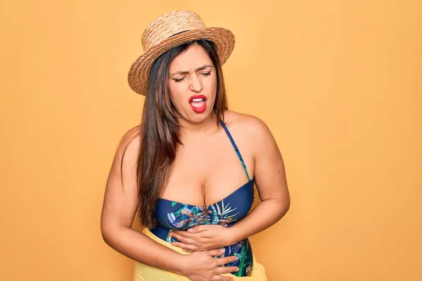 Junge Hispanische Frau Mit Sommermütze Und Badeanzug Über Gelbem Hintergrund — Stockfoto