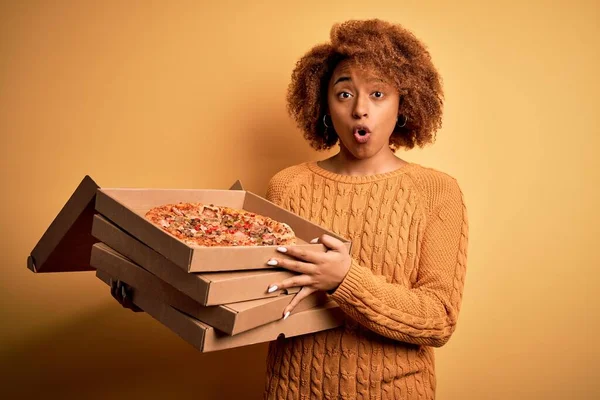 Mladá Afro Žena Afriky Kudrnatými Vlasy Držící Krabice Italskou Pizzou — Stock fotografie