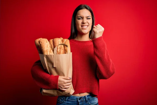 Joven Mujer Morena Hermosa Sosteniendo Bolsa Papel Con Pan Sobre —  Fotos de Stock