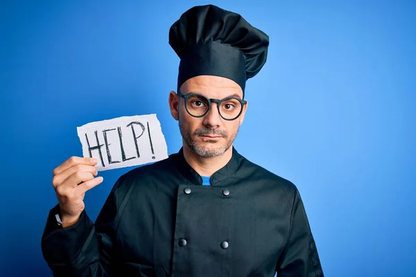 Ung Stilig Kock Man Overworked Bär Uniform Och Hatt Innehav — Stockfoto