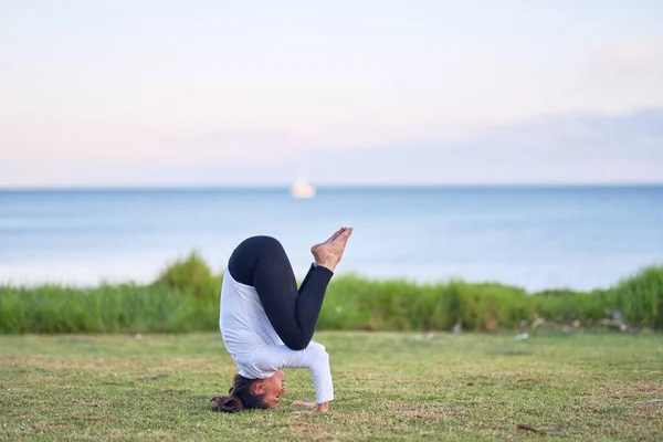 Joven Hermosa Deportista Practicando Yoga Entrenador Cabeza Enseñanza Pose Parque — Foto de Stock